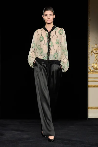 Look 16